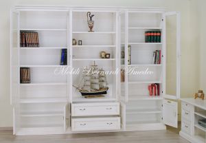 Libreria stile classico costruita artigianalmente in legno massello con ante e cassetti finitura colore bianco anticato
